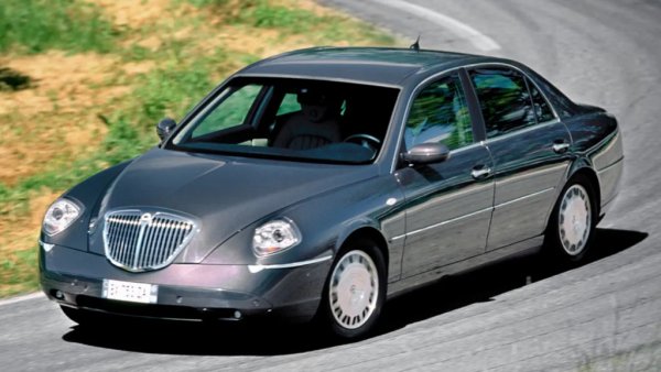 През 1998 Lancia представи един дързък, привличащ погледите луксозен седан в ретро стил. Но после концептуалният модел бе "приземен" и превърнат в окаяната Thesis, чиято печална физиономия на пребито куче изглеждаше зле тогава, и още по-зле днес. Вместо да възроди някога славната марка, Thesis я тласна по нанадолнището. 
